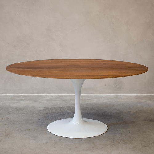 Mesa de jantar Saarinen oval 160x90cm tampo madeira mdf Imbuia base branca