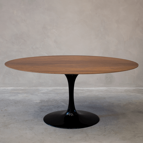 Mesa de jantar Saarinen oval 137x80cm tampo madeira mdf Imbuia base preta